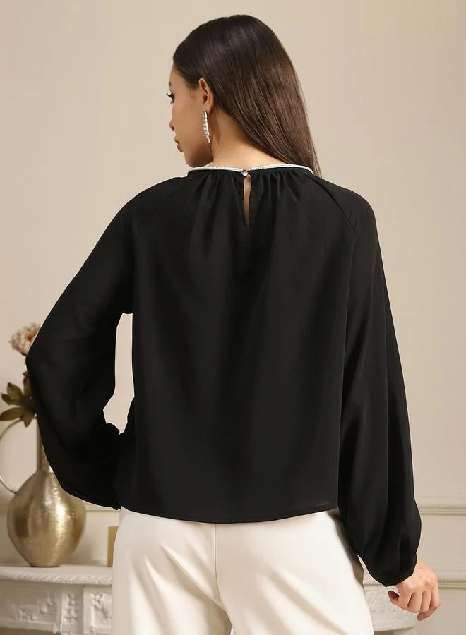 جلو باص بلوزة بتفاصيل منمقة وكسرات